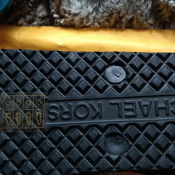 Michael kors NWOT flip-flops - Picture 5 of 7